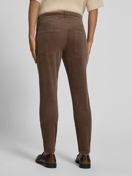 Frauenmodel trägt Boyfriend Fit Cordhose aus Baumwoll-Mix von Marc O'Polo in Braun, Struktur mit feinem Cord, Ganzkörperansicht Rückansicht. Damen Cordhose von Marc O'Polo