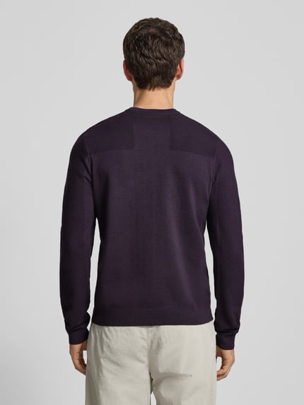 Męski model nosi Sweter z dzianiny z dodatkiem wełny Model 'MOMENTUM' od BOSS Green, efekt: jednolity kolor, krój regular fit, naszywka z logo, okrągły dekolt, rękawy i dół prążkowane, dzianina; całkowity widok z tyłu.