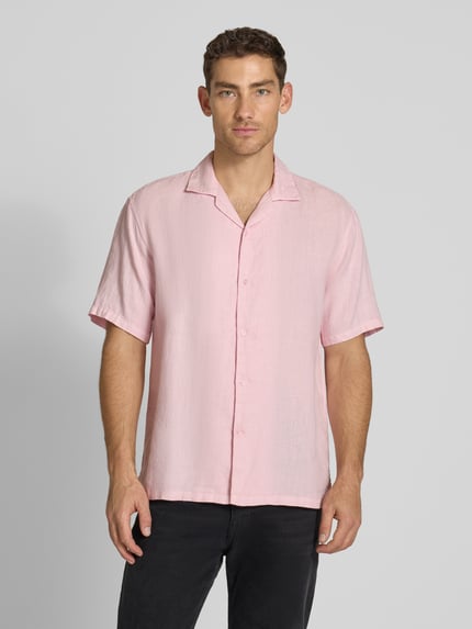 Männermodel trägt Regular Fit Leinenhemd mit Reverskragen von MCNEAL in Hellrosa, reine Leinenstruktur, Ganzkörperansicht von vorne.
