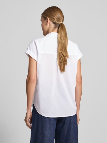 Frauenmodel trägt Relaxed Fit Bluse mit Brusttasche Modell 'DORA' von Soyaconcept aus Reine Baumwolle, Kappärmel, Weiß, Rückenlänge 66 cm, Ganzkörperansicht Rückansicht.