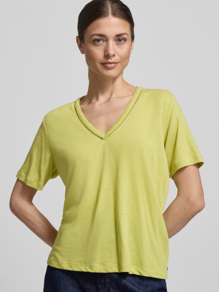 Vrouwenmodel draagt Regular Fit T-shirt uit linnenmix met V-hals en gaatjesmotief van Scotch & Soda, dames, ruglengte maat S 62 cm, Nahaufnahme Oberkörper