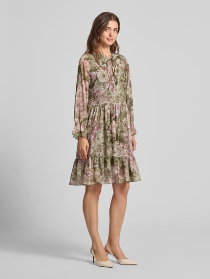 Frauenmodel trägt Knielanges Kleid mit Schlüsselloch-Ausschnitt Modell 'Ar44inaa' von ZABAIONE, Chiffon, A-Linie, floraler Allover-Look, Ganzkörperansicht von vorne.