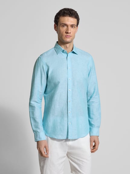 Männermodel trägt Regular Fit Freizeithemd aus Leinen-Mix von Jake*s in Hellblau, glatte Textur, Kentkragen, Ganzkörperansicht von vorne. Rückenlänge 75 cm, Schulterbreite 50 cm, Ärmellänge 66 cm, Baumwoll-Anteil erkennbar.