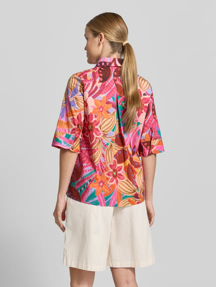 Frauenmodel trägt Bluse mit verdeckter Knopfleiste und 1/2-Arm von Milano Italy aus Baumwoll-Mix mit Stretch-Anteil, bunte Muster, Ganzkörperansicht Rückansicht.