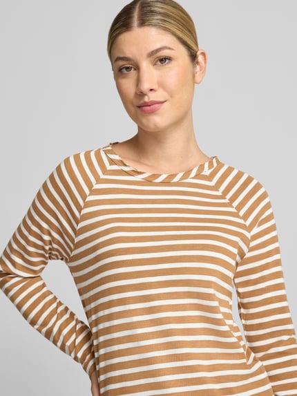 Frauenmodel trägt Langarmshirt mit abgerundetem Saum von Smith and Soul, braun-weiß gestreift, reine Baumwolle, Nahaufnahme Oberkörper.