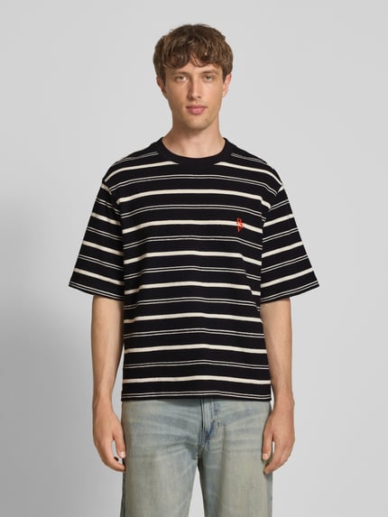 REVIEW Cropped Fit T-Shirt mit Label-Stitching Black 4