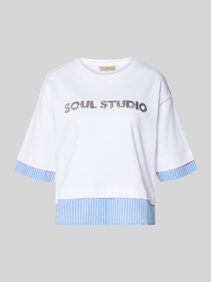 Produktfoto, T-Shirt mit Paillettenbesatz und Rundhalsausschnitt von Smith and Soul in Weiß mit blau gestreiften Details, Boxy Fit, reine Baumwolle