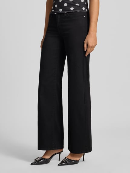 Vrouwenmodel draagt zwarte Wide Leg Jeans aus Baumwoll-Mix Modell '318' van Levi's® 300, gladde textuur, Ganzkörperansicht van voren.