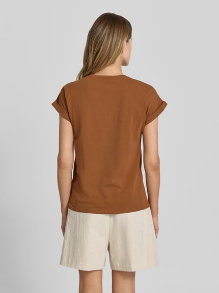 Frauenmodel trägt Damen T-Shirt mit Motiv-Print Modell 'RINA' von Soyaconcept, Baumwoll-Elasthan-Mix, Regular-Fit, Rückenansicht, Ganzkörperansicht Rückansicht.