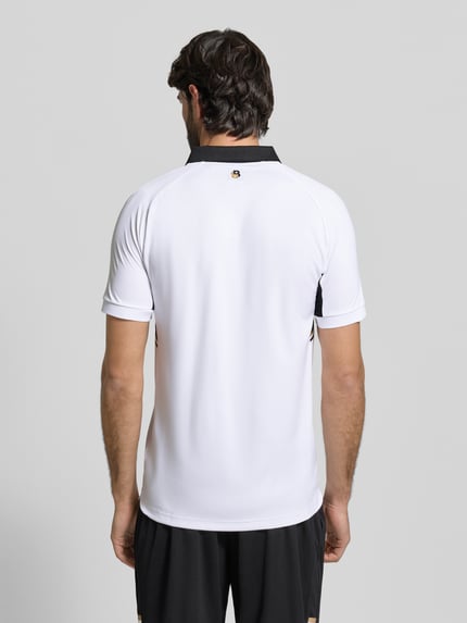 Mannelijk model draagt Slim Fit Poloshirt met korte knoopsluiting model 'PL_TOC SPIN CB' van BOSS Green, uni, polokraag, jersey, rugaanzicht.
