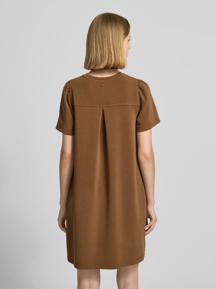 Frauenmodel trägt T-Shirt-Kleid aus Modal-Mix mit Rundhalsausschnitt von Rich & Royal in Braun, Gerader-Schnitt, Minikleid, Rückenansicht