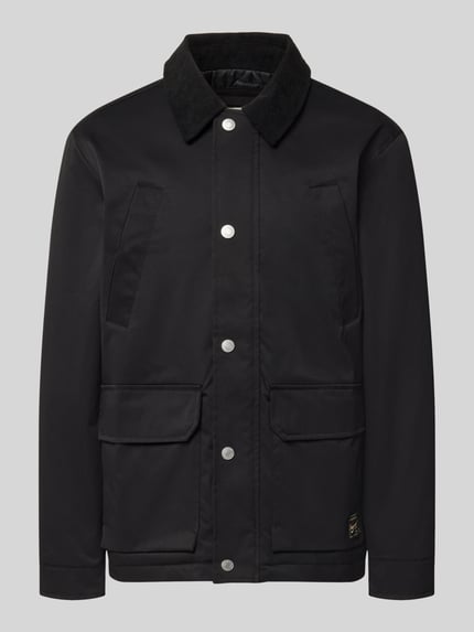 Produktfoto, Regular Fit Jacke in Stepp-Optik von JACK & JONES, czarny kolor, kołnierz z tkaniny sztruksowej, naszywane kieszenie, logo-patch, długość tyłu w rozmiarze M 72 cm, szerokość w rozmiarze M 49 cm, szerokość klatki piersiowej w rozmiarze M 59 cm, długość rękawa w rozmiarze M 65 cm