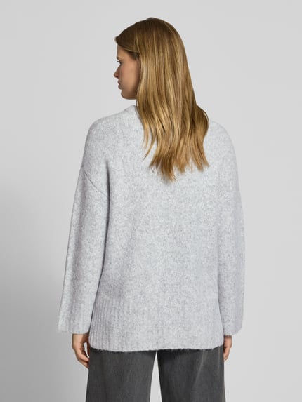 Frauenmodel trägt Pullover mit gerippten Abschlüssen von PIECES in Hellgrau, Longline Regular Fit, unifarben, Ganzkörperansicht Rückansicht.