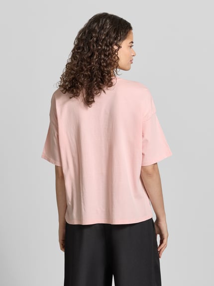 Vrouwenmodel draagt Boxy Fit T-shirt uit puur katoen model 'LUCY' van Only, look: effen, motiefprint, print aan de achterkant, ronde hals, korte mouw, detailopname rugaanzicht.
