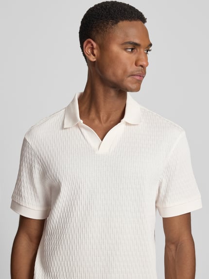 Männermodel trägt regular fit poloshirt mit V-hals Modell 'Rauljose' van JOOP! collectie, puur katoen, structuurpatroon, nahaufnahme oberkörper