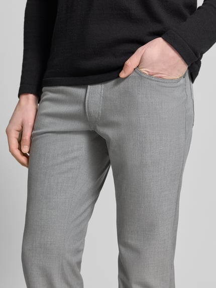 Männermodel trägt Hose mit Eingrifftaschen Modell 'Chuck' von Brax in Grau, Material-Mix mit Viskose-Anteil, Regular-Fit, Nahaufnahme Oberkörper.