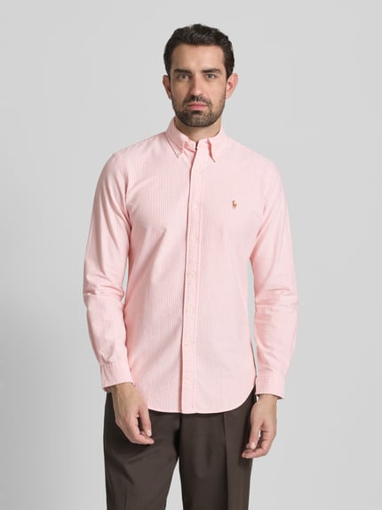 Männermodel trägt Freizeithemd mit Knopfleiste von Polo Ralph Lauren in Rosa mit feinen Streifen, Reine Baumwolle, Regular-Fit, Ganzkörperansicht von vorne.