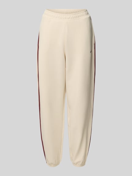 Produktfoto, Jogpants mit Logo Modell 'JASMINE' von Guess Activewear in Hellbeige mit weinroten Seitenstreifen, Regular Fit, glatte Textur
