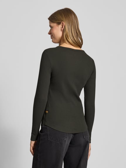 Frauenmodel trägt Slim Fit Longsleeve mit Rundhalsausschnitt und Knopfleiste von G-Star Raw, dunkles Grün, Baumwoll-Elasthan-Mix, Ganzkörperansicht Rückansicht.