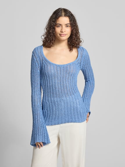 Frauenmodel trägt Regular Fit Pullover in Häkel-Optik Modell 'Fenja' von Topshop, blau, semitransparent, Nahaufnahme Oberkörper, Baumwoll-Mix