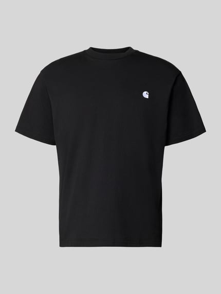 Produktfoto, zwart heren T-shirt met labelstitching model 'Madison' van Carhartt Work In Progress, puur katoen, regular fit, ronde hals, ruglengte maat M 75 cm.