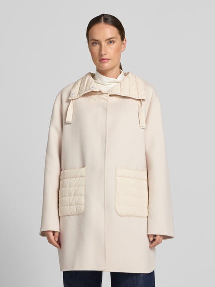 Frauenmodel trägt Mantel aus Lanawolle-Mix mit Eingrifftaschen von White Label in Creme, sichtbare Struktur, gerader Schnitt, Ganzkörperansicht von vorne. Damen Mantel, Stehkragen mit Kordelzug, verdeckter Verschluss, glatte Textur, weiche Optik, Größe 36 mit Maßen laut Kontext.