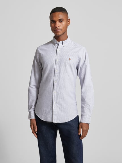Männermodel trägt Slim Fit Freizeithemd mit Button-Down-Kragen von Polo Ralph Lauren, Reine Baumwolle, Label-Stitching, Knopfleiste, Ganzkörperansicht von vorne.