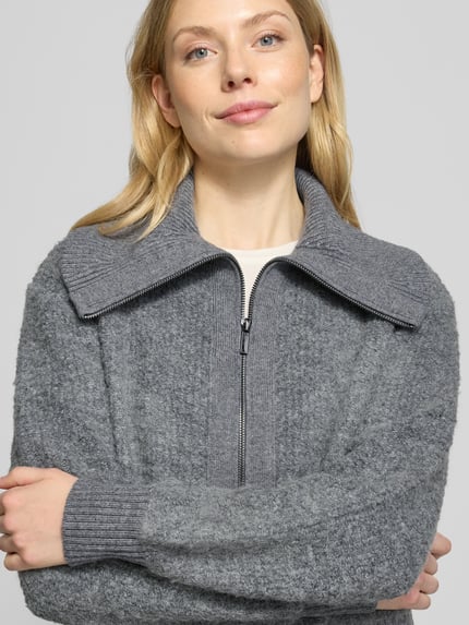 Kobiece model prezentuje Regular Fit Strickjacke mit Zweiwege-Reißverschluss Modell 'Teski' od someday., szary kolor, wyraźna tekstura, stójka, długość tyłu w rozmiarze 36: 52 cm, szerokość ramion w rozmiarze 36: 45 cm, szerokość w biuście w rozmiarze 36: 57 cm, długość rękawa w rozmiarze 36: 70 cm, zbliżenie na górną część ciała.