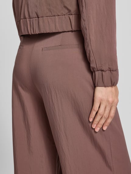 Frauenmodel trägt Hose mit französischen Eingrifftaschen von Christian Berg Woman Selection, Viskose-Mix, Loose-Fit, Nahaufnahme Rückansicht.