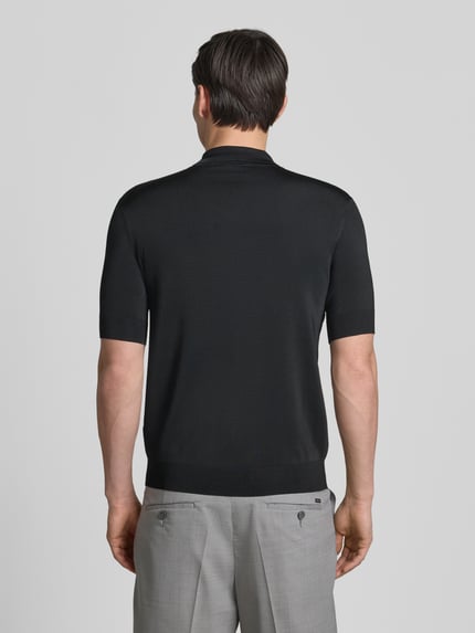 Męski model nosi koszulkę polo Regular Fit Poloshirt aus Viskose-Mix model 'SAYFONG-4' od HUGO, efekt: jednolity kolor, krótki rękaw, naszywka z logo, kołnierzyk polo, listwa guzikowa, prążkowane wykończenia, wykończenie materiału: dżersej, mieszanka wiskozy, całkowity widok z tyłu.