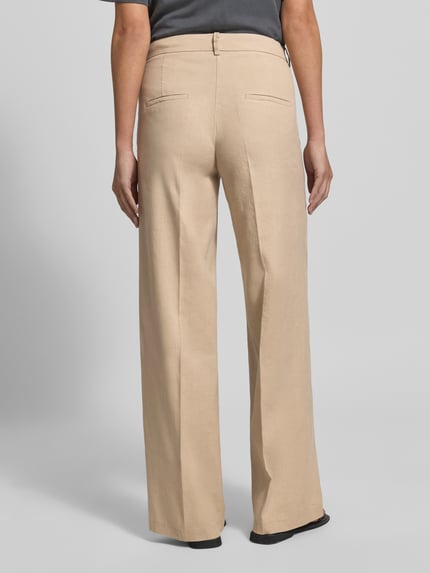 Frauenmodel trägt Hose aus Leinen-Mix mit Bügelfalten Modell 'MIRA' von Cambio in Beige, gerade Form, Regular Fit, Ganzkörperansicht Rückansicht.
