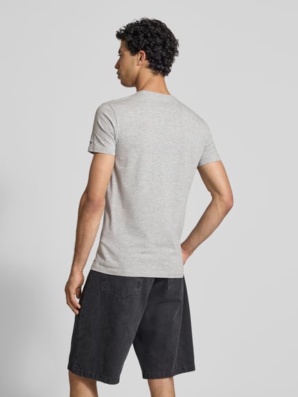 Männermodel trägt Slim Fit T-Shirt aus Baumwoll-Mix Modell 'ORIGINAL BASIC 3' von Pepe Jeans, melange, unifarben, Kurzarm, Ganzkörperansicht Rückansicht