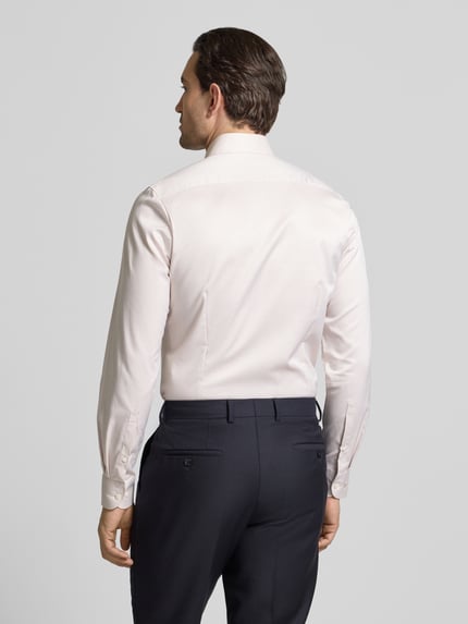 Männermodel trägt Slim Fit Business-Hemd in unifarbenem Design mit Kentkragen von OLYMP Level Five, reine Baumwolle, Ganzkörperansicht Rückansicht.