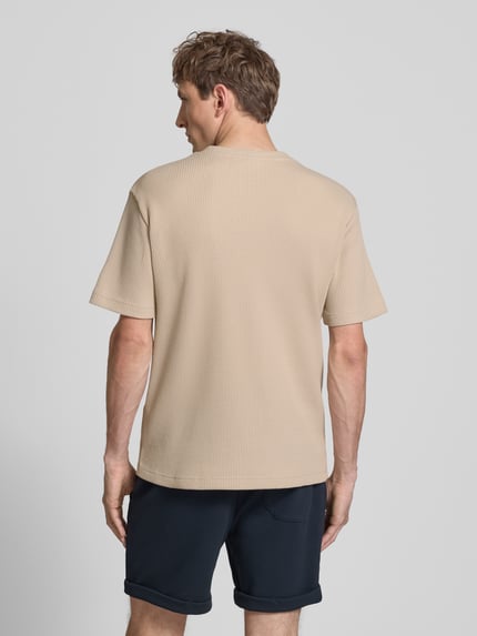 Męski model nosi Regular Fit T-Shirt aus Baumwoll-Mix Modell 'TOBIE' von Only & Sons, efekt: jednolity kolor, faktura wafla, okrągły dekolt, mieszanka bawełny, Ganzkörperansicht Rückansicht.