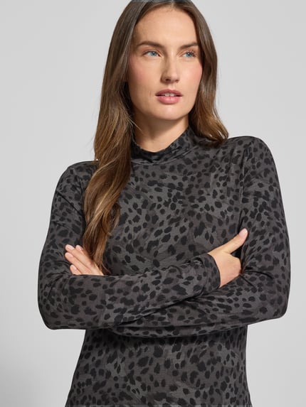 Kobiece modelka nosi Slim Fit Langarmshirt aus Viskose-Mix od s.Oliver RED LABEL, czarny wzór, wysoki dekolt, ujęcie z przodu, zbliżenie na górę.