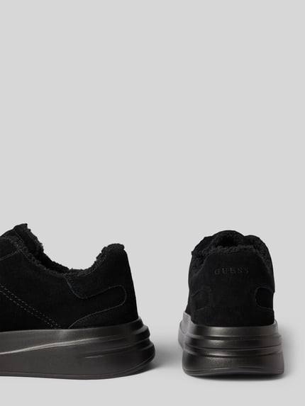 Produktfoto, Sneaker aus echtem Leder Modell 'ELBA' von GUESS, schwarz, abgerundete Form, Samt, Ziernähte, strukturierte Sohle, Label-Prägung, Absatzhöhe 4 cm, Schafthöhe 7 cm, Szerokość w rozmiarze 44: 7 cm