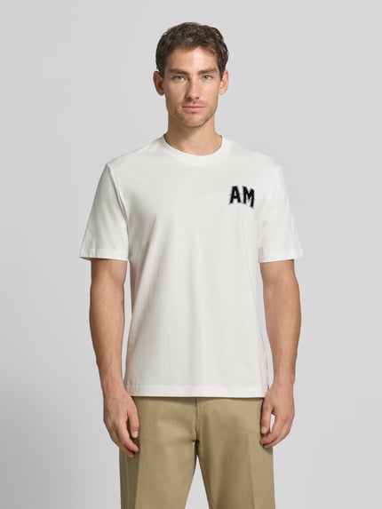 Mannelijk model draagt Relaxed Fit T-Shirt uit puur katoen van Antony Morato, labelpatch, ronde hals, ruglengte maat M 70 cm, full body frontaal.
