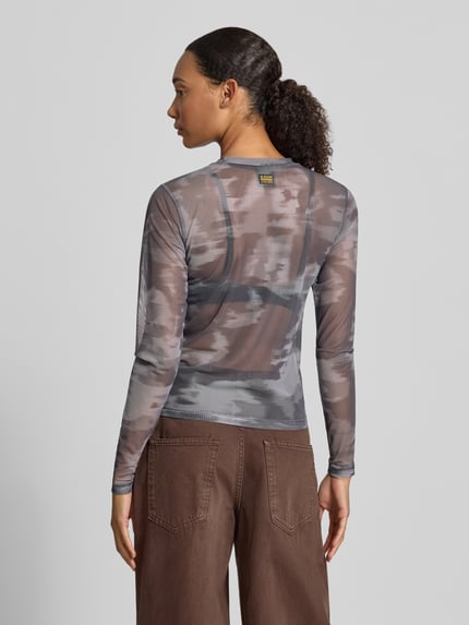 Frauenmodel trägt Slim Fit Langarmshirt mit Rundhalsausschnitt Modell 'motion camo' von G-Star RAW, grau gemustert, Ganzkörperansicht Rückansicht.