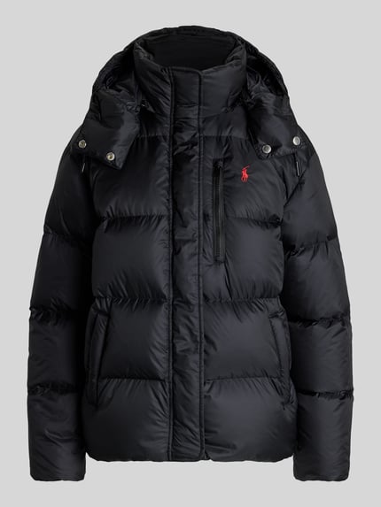 Produktfoto, schwarze Daunenjacke mit abnehmbarer Kapuze von Polo Ralph Lauren, glatte Oberfläche, leicht glänzend, neutrale Rückwand. Damen Daunenjacke von Polo Ralph Lauren