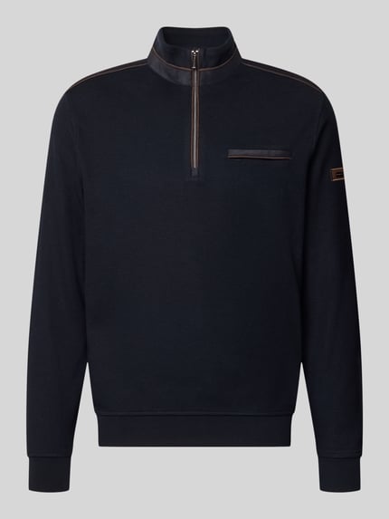 Produktfoto, Sweatshirt mit Stehkragen und Reißverschluss von bugatti aus Baumwoll-Mix in Dunkelblau, Regular Fit, sichtbare Brusttasche, Label-Detail.