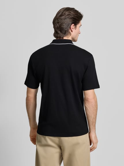 Męski model nosi Regular Fit Poloshirt aus reiner Baumwolle Modell 'DALUMO' od HUGO, czarny, jednolity, bawełna, krój regular fit, widok całej sylwetki z tyłu