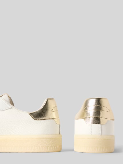 Produktfoto, Low Top Sneaker aus Rindsleder-Textile-Mix von Tamaris in Weiß-Gold, unifarbene Optik, strukturierte Sohle, Label-Prägung.