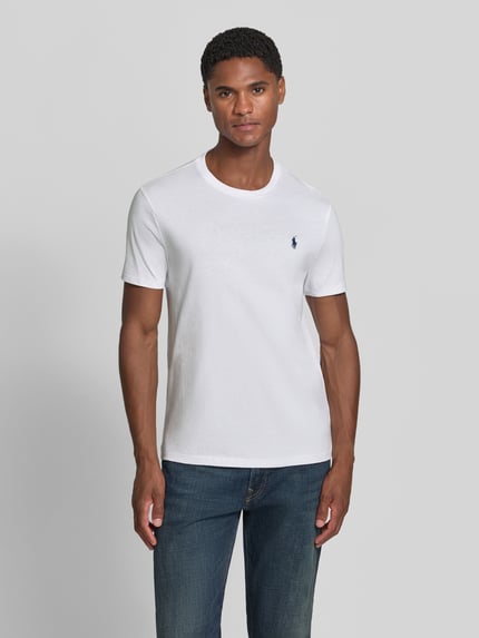 Männermodel trägt weißes Regular Fit T-Shirt-Set aus reiner Baumwolle von Polo Ralph Lauren, dezente Logo-Stickerei, Ganzkörperansicht von vorne, Herren T-Shirt-Set von Polo Ralph Lauren