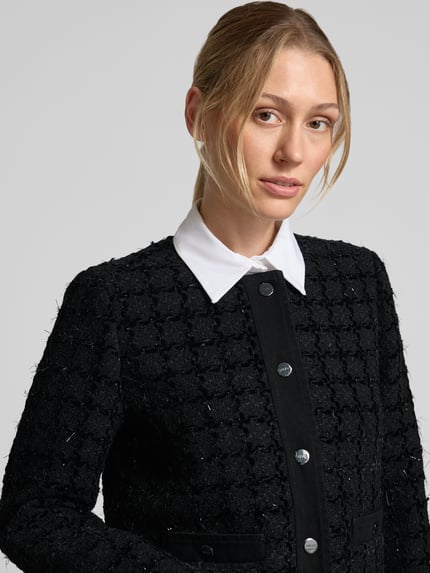 Frauenmodel trägt Regular Fit Blazer mit Woll-Anteil Modell 'GIACCA KATE' von Liu Jo White, Strukturmuster, Nahaufnahme Oberkörper.