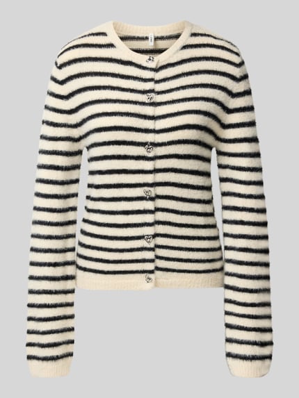 Produktfoto, Strickjacke mit Herzknöpfen von ONLY in Schwarz-Weiß, Streifen, Zierknöpfe, Rundhals, Strickstruktur, Cropped-Länge