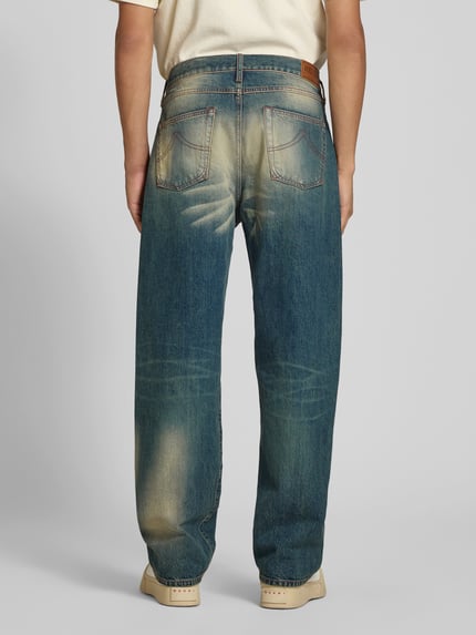 Männermodel trägt Straight Fit Jeans aus Baumwolle von Kenzo im Used-Look, blaue Waschung, 5-Pocket-Design, Ganzkörperansicht Rückansicht.