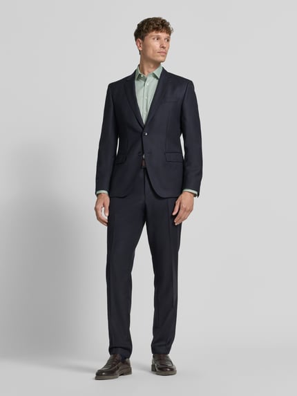 Männermodel trägt Regular Fit Business-Hemd mit Kentkragen von Christian Berg Men in sanftem Grün, Reine Baumwolle, Ganzkörperansicht von vorne.