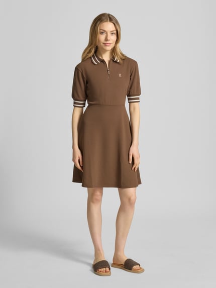 Frauenmodel trägt Minikleid mit Polokragen und Logo-Stitching von ARMANI EXCHANGE, braun, Material-Mix, tailliert, Ganzkörperansicht von vorne.