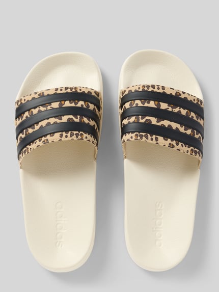 Produktfoto, Badeschuhe mit Animal Print Modell 'ADILETTE SHOWER' von adidas Sportswear, Optik: Unifarben, Schuhspitze: Rund, Absatzform: Flach, Muster: Animal-Print, Applikation: Label-Prägung, strukturierte Sohle