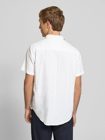 Männermodel trägt Slim Fit Leinenhemd mit Viskose-Anteil Modell 'Bobby' von Blend, wit, kentkraag, korte mouw, rugaanzicht.